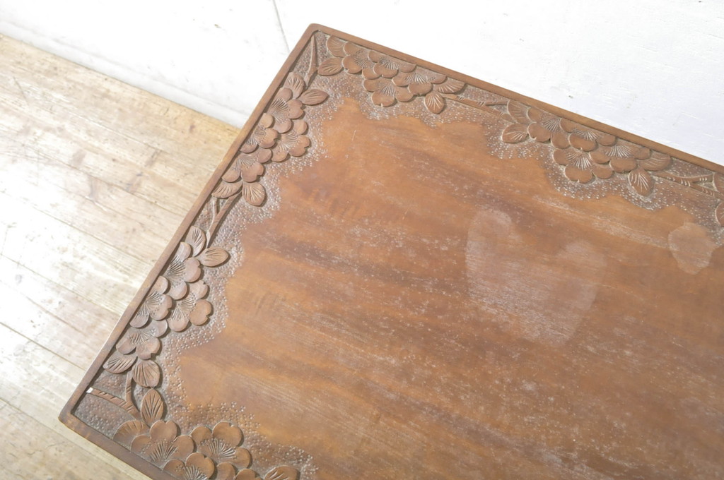 中古　美品　軽井沢彫り　緩やかにカーブした脚のデザインが目を惹くサイドテーブル(カフェテーブル、コーヒーテーブル、花台、飾り台)(R-065609)