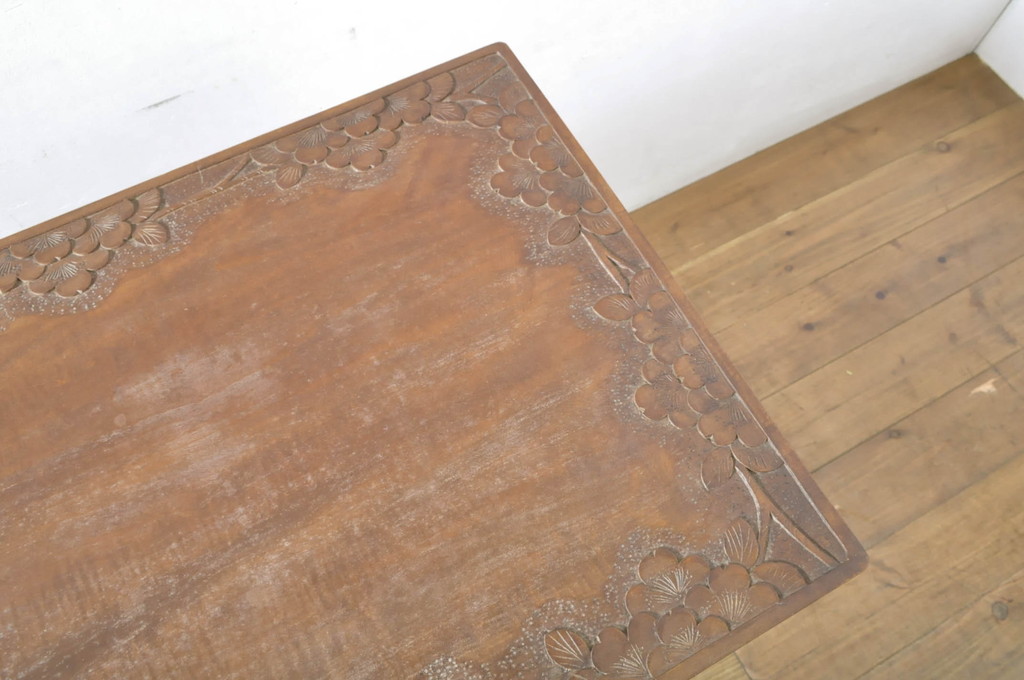 中古　美品　軽井沢彫り　緩やかにカーブした脚のデザインが目を引くサイドテーブル(カフェテーブル、コーヒーテーブル、花台、飾り台)(R-065609)