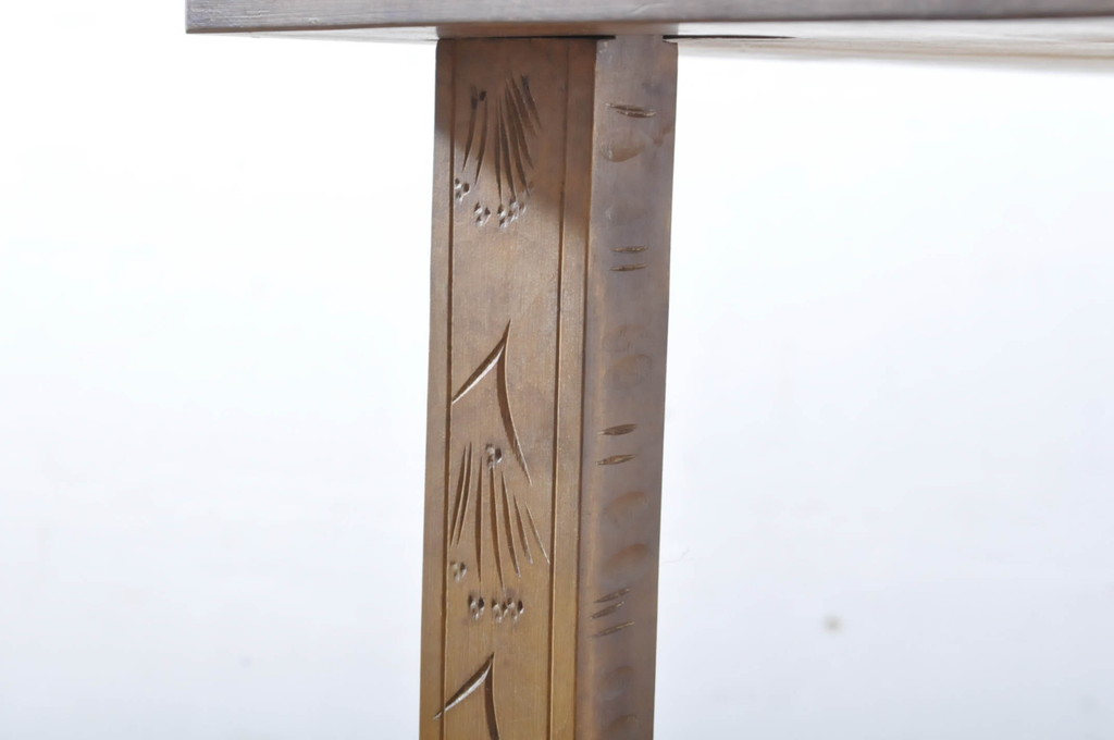 中古　美品　軽井沢彫り　緩やかにカーブした脚のデザインが目を引くサイドテーブル(カフェテーブル、コーヒーテーブル、花台、飾り台)(R-065609)