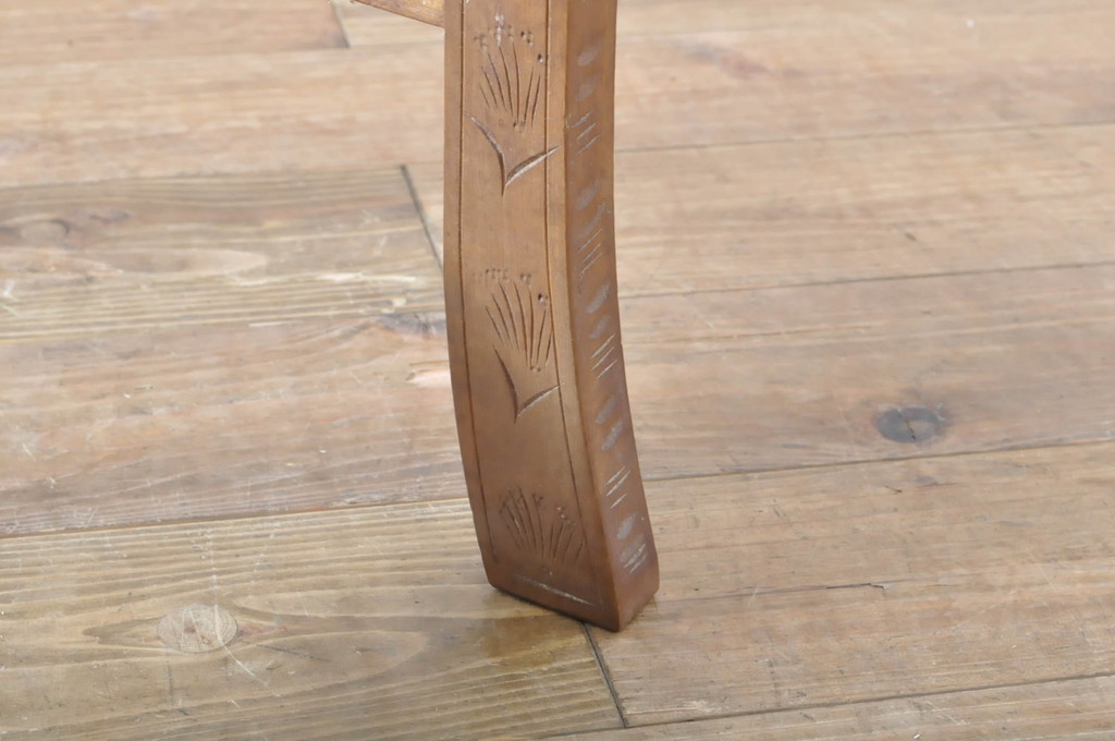 中古　美品　軽井沢彫り　緩やかにカーブした脚のデザインが目を惹くサイドテーブル(カフェテーブル、コーヒーテーブル、花台、飾り台)(R-065609)