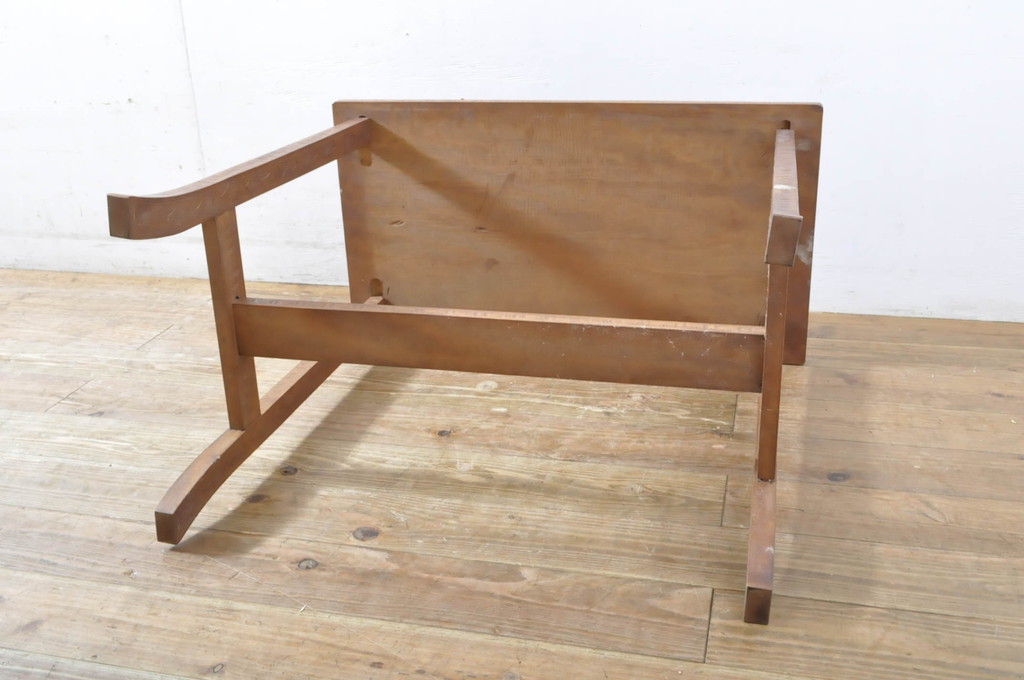中古　美品　軽井沢彫り　緩やかにカーブした脚のデザインが目を惹くサイドテーブル(カフェテーブル、コーヒーテーブル、花台、飾り台)(R-065609)