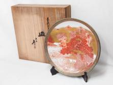 九谷焼　石盛堂　赤絵　金彩　青粒　山水文　約40cm　1尺3寸　緻密に描かれたデザインが見事な大皿(楼閣図、風景、山、滝、海、船、舟、松、尺皿、和食器、和皿、一尺三寸、共箱付き、皿立付き)(R-079145)
