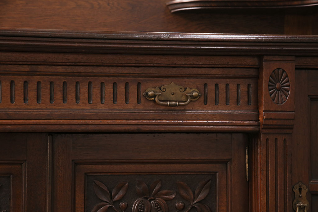 イギリスアンティーク　凝ったつくりを楽しめる、オーク材とマホガニー材を使ったミラーバックサイドボード(キャビネット、収納棚)(R-047964)