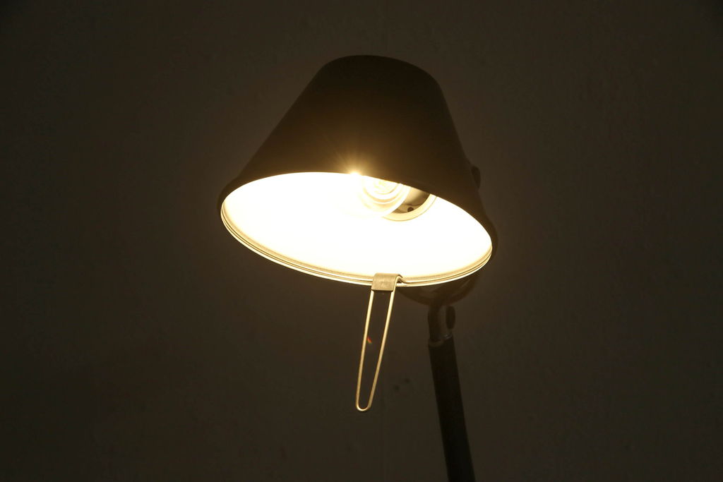 中古　イタリア　アルテミデ社(Artemide)　インダストリアルスタイルの空間づくりに活躍するフロアスタンド(スタンドライト、スタンド照明)(R-060142)