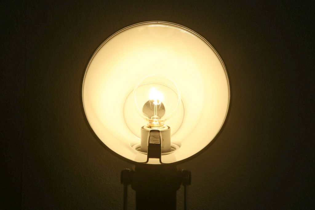 中古　イタリア　アルテミデ社(Artemide)　インダストリアルスタイルの空間づくりに活躍するフロアスタンド(スタンドライト、スタンド照明)(R-060142)