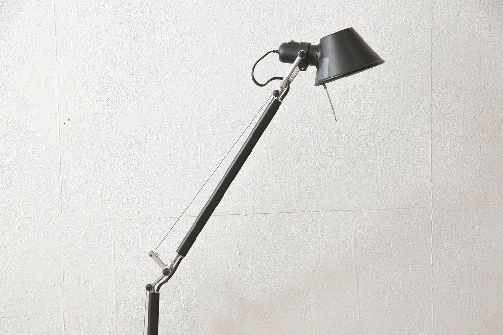 中古　イタリア　アルテミデ社(Artemide)　インダストリアルスタイルの空間づくりに活躍するフロアスタンド(スタンドライト、スタンド照明)(R-060142)