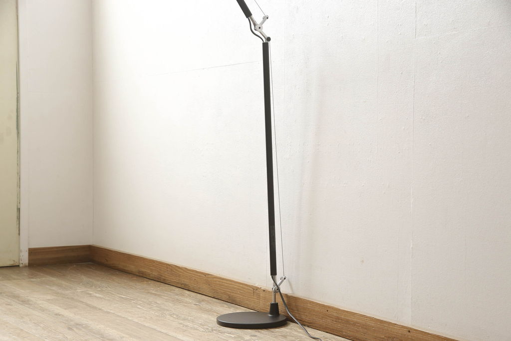 中古　イタリア　アルテミデ社(Artemide)　インダストリアルスタイルの空間づくりに活躍するフロアスタンド(スタンドライト、スタンド照明)(R-060142)