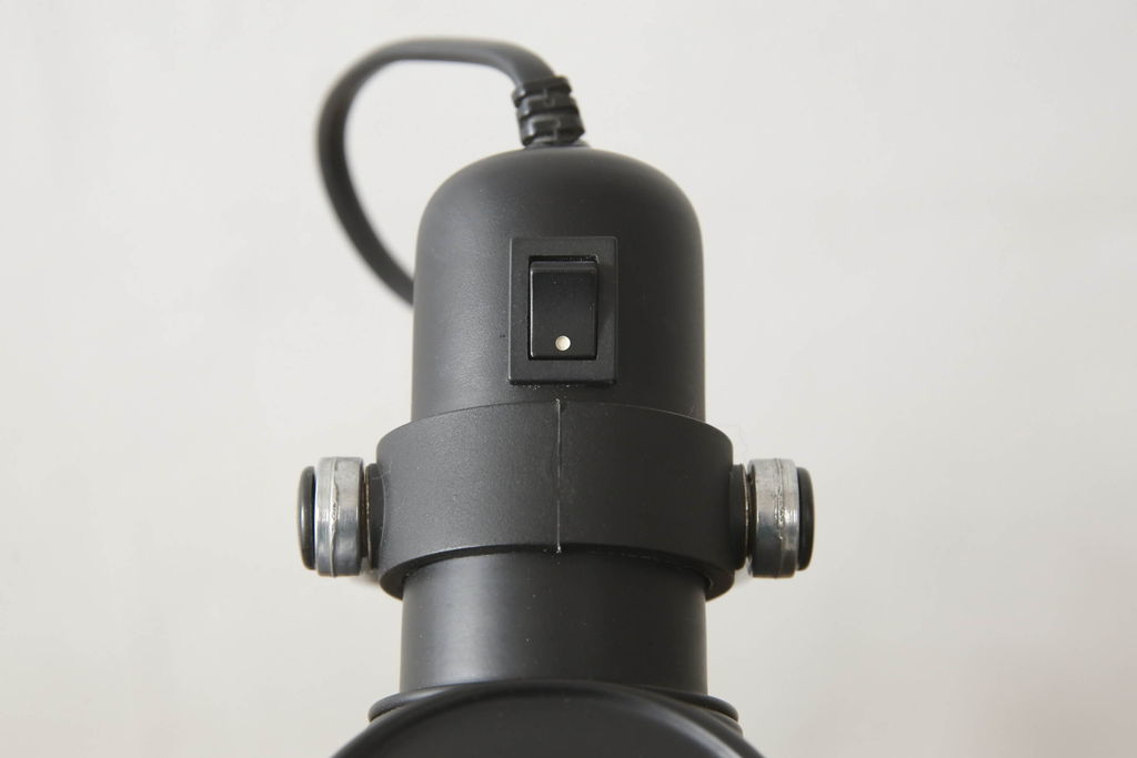 中古　イタリア　アルテミデ社(Artemide)　インダストリアルスタイルの空間づくりに活躍するフロアスタンド(スタンドライト、スタンド照明)(R-060142)