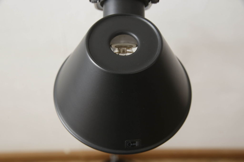 中古　イタリア　アルテミデ社(Artemide)　インダストリアルスタイルの空間づくりに活躍するフロアスタンド(スタンドライト、スタンド照明)(R-060142)