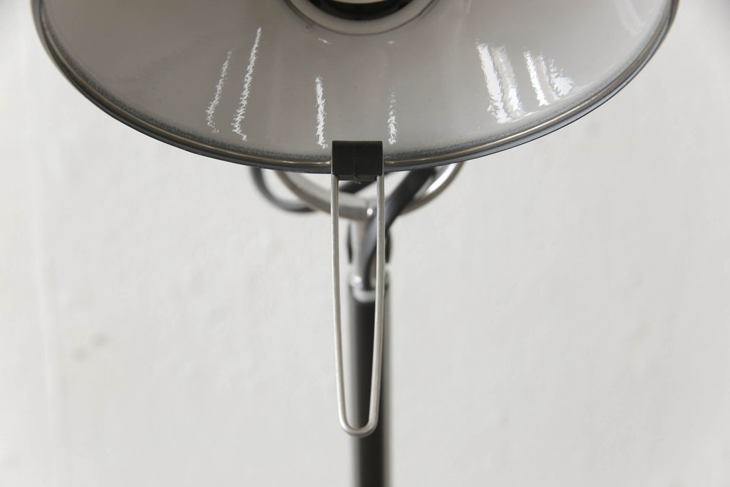 中古　イタリア　アルテミデ社(Artemide)　インダストリアルスタイルの空間づくりに活躍するフロアスタンド(スタンドライト、スタンド照明)(R-060142)