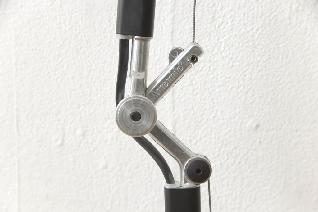 中古　イタリア　アルテミデ社(Artemide)　インダストリアルスタイルの空間づくりに活躍するフロアスタンド(スタンドライト、スタンド照明)(R-060142)