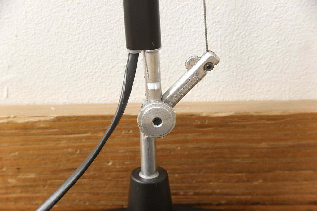 中古　イタリア　アルテミデ社(Artemide)　インダストリアルスタイルの空間づくりに活躍するフロアスタンド(スタンドライト、スタンド照明)(R-060142)