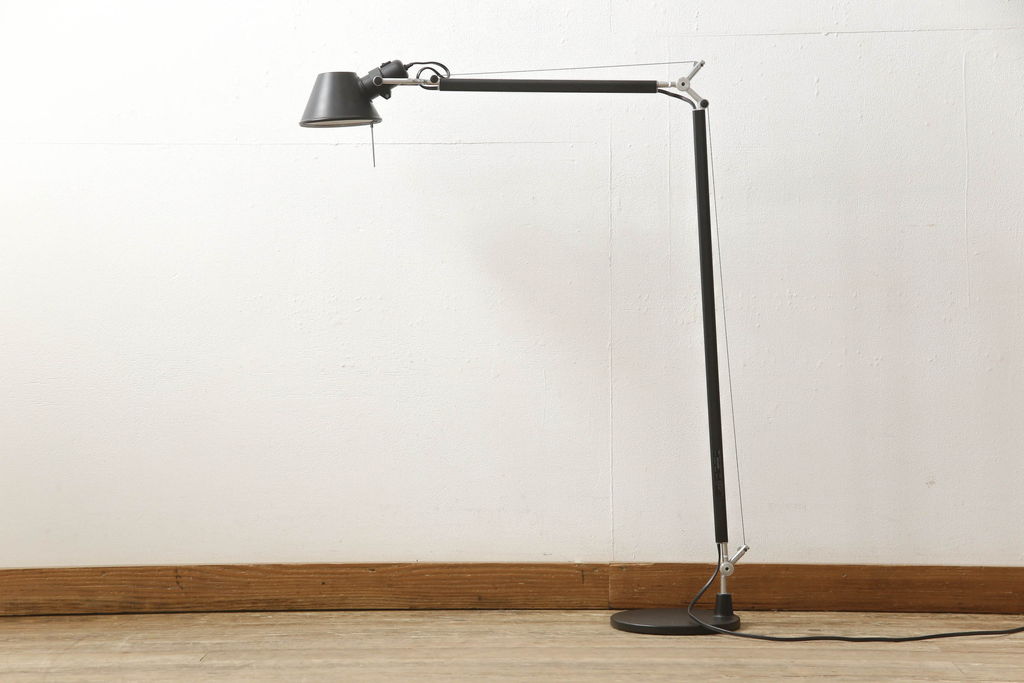 中古　イタリア　アルテミデ社(Artemide)　インダストリアルスタイルの空間づくりに活躍するフロアスタンド(スタンドライト、スタンド照明)(R-060142)