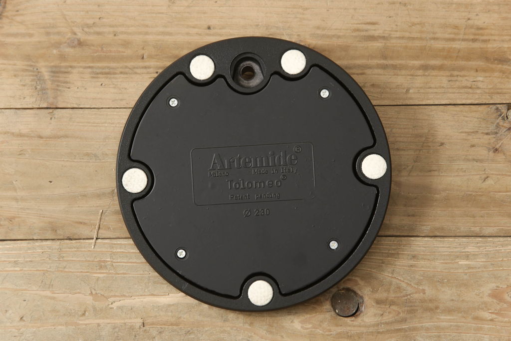 中古　イタリア　アルテミデ社(Artemide)　インダストリアルスタイルの空間づくりに活躍するフロアスタンド(スタンドライト、スタンド照明)(R-060142)