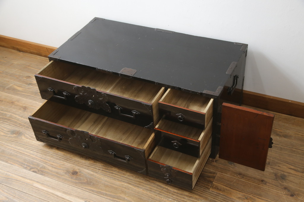 和製アンティーク　美品　上手物　人気の角手引き手の庄内箪笥ローボード(テレビ台、テレビボード、時代箪笥、整理タンス、収納たんす、ローチェスト、引き出し)(R-074035)