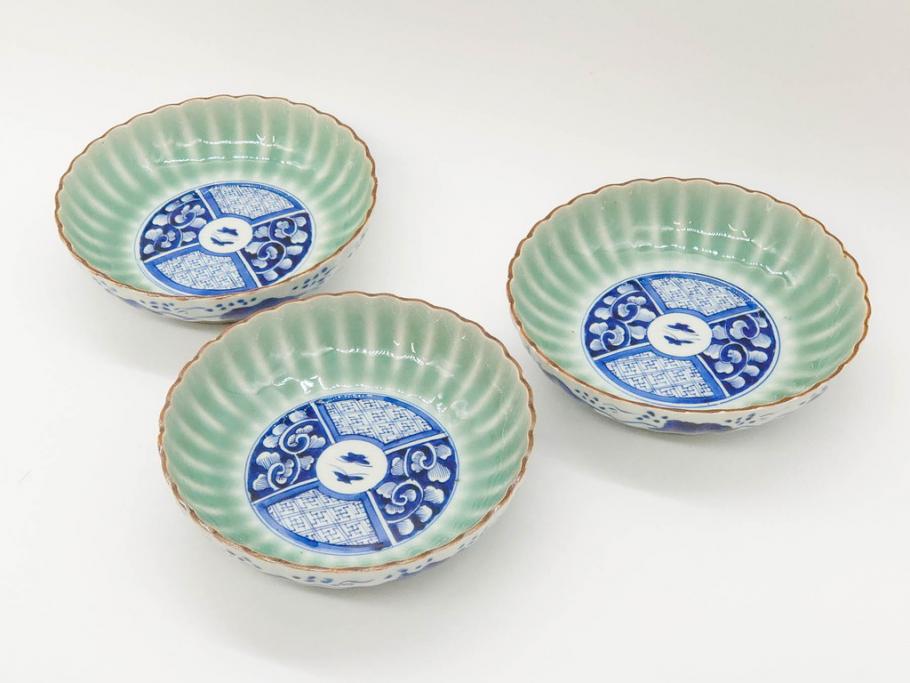 幕末〜明治期　伊万里　青磁　染付　約19cm　6.1寸　花びらのような縁のデザインが上品な中皿3枚セット(輪花型、蝶、ちょう、紗綾形、花、植物、裏印、深皿、中皿、和食器、和皿、六寸一分)(R-079149)