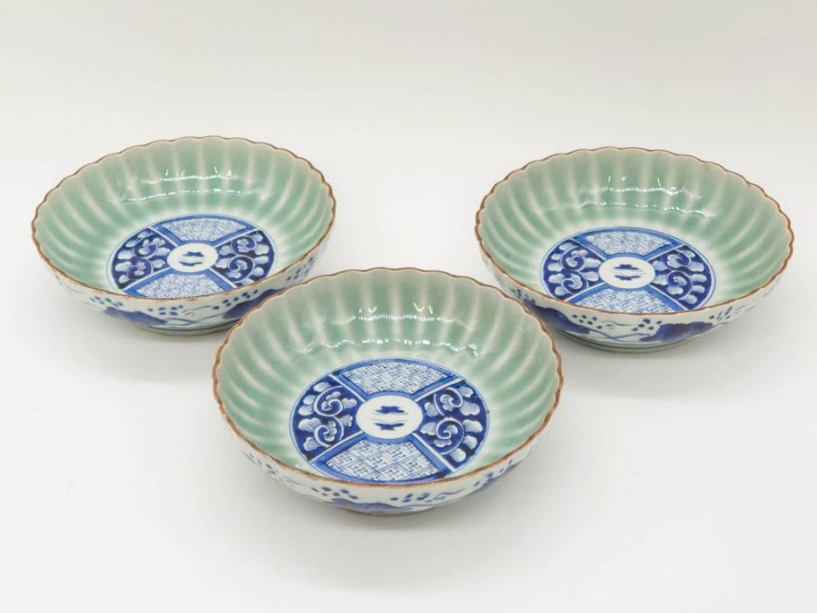 幕末〜明治期　伊万里　青磁　染付　約19cm　6.1寸　花びらのような縁のデザインが上品な中皿3枚セット(輪花型、蝶、ちょう、紗綾形、花、植物、裏印、深皿、中皿、和食器、和皿、六寸一分)(R-079149)