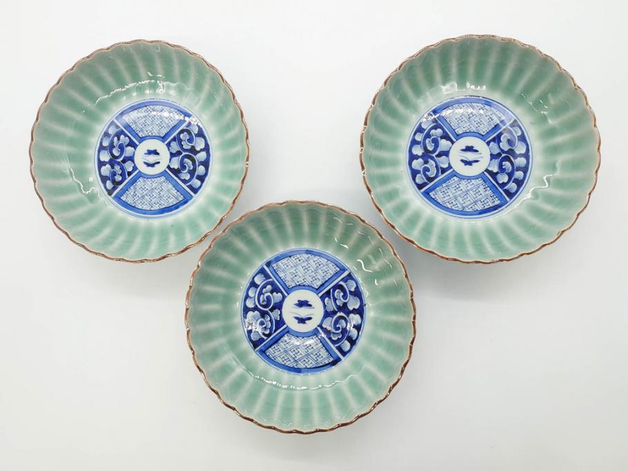 幕末〜明治期　伊万里　青磁　染付　約19cm　6.1寸　花びらのような縁のデザインが上品な中皿3枚セット(輪花型、蝶、ちょう、紗綾形、花、植物、裏印、深皿、中皿、和食器、和皿、六寸一分)(R-079149)