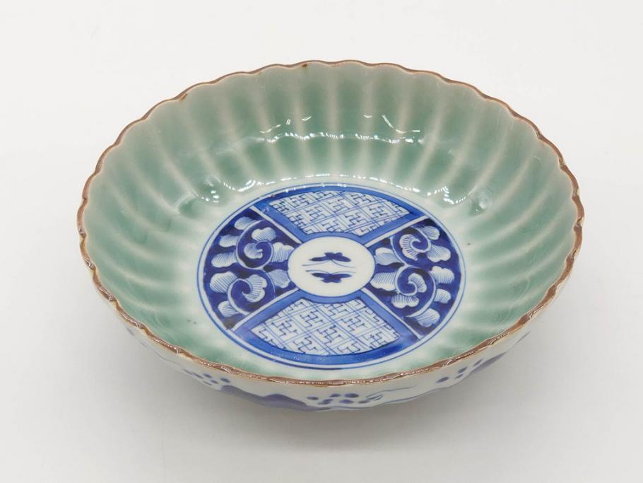 幕末〜明治期　伊万里　青磁　染付　約19cm　6.1寸　花びらのような縁のデザインが上品な中皿3枚セット(輪花型、蝶、ちょう、紗綾形、花、植物、裏印、深皿、中皿、和食器、和皿、六寸一分)(R-079149)