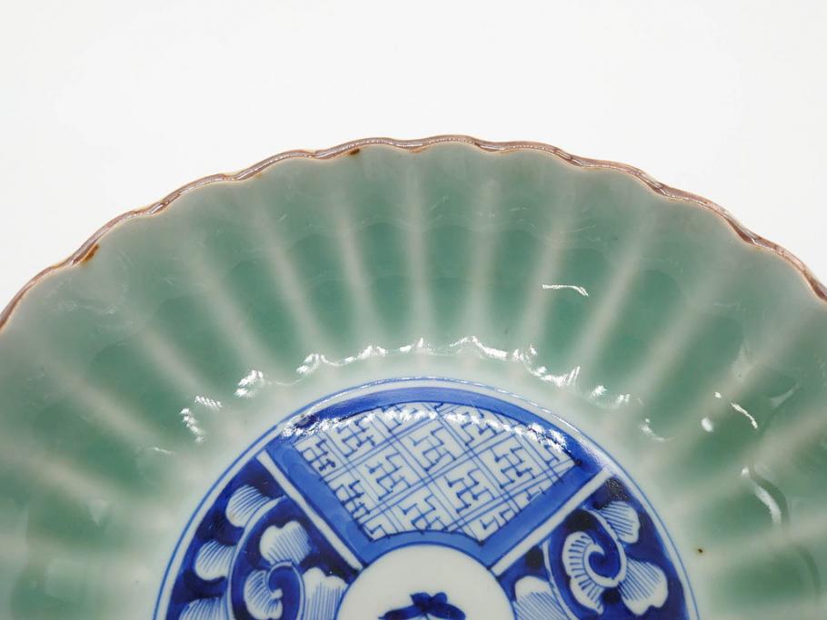幕末〜明治期　伊万里　青磁　染付　約19cm　6.1寸　花びらのような縁のデザインが上品な中皿3枚セット(輪花型、蝶、ちょう、紗綾形、花、植物、裏印、深皿、中皿、和食器、和皿、六寸一分)(R-079149)