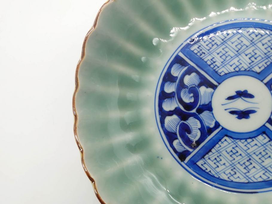 幕末〜明治期　伊万里　青磁　染付　約19cm　6.1寸　花びらのような縁のデザインが上品な中皿3枚セット(輪花型、蝶、ちょう、紗綾形、花、植物、裏印、深皿、中皿、和食器、和皿、六寸一分)(R-079149)