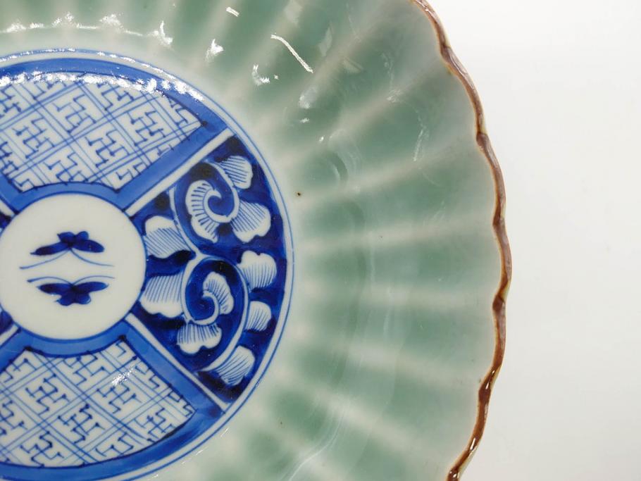 幕末〜明治期　伊万里　青磁　染付　約19cm　6.1寸　花びらのような縁のデザインが上品な中皿3枚セット(輪花型、蝶、ちょう、紗綾形、花、植物、裏印、深皿、中皿、和食器、和皿、六寸一分)(R-079149)