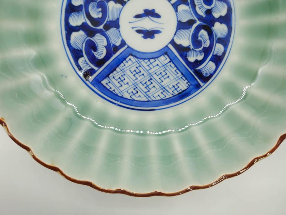 幕末〜明治期　伊万里　青磁　染付　約19cm　6.1寸　花びらのような縁のデザインが上品な中皿3枚セット(輪花型、蝶、ちょう、紗綾形、花、植物、裏印、深皿、中皿、和食器、和皿、六寸一分)(R-079149)