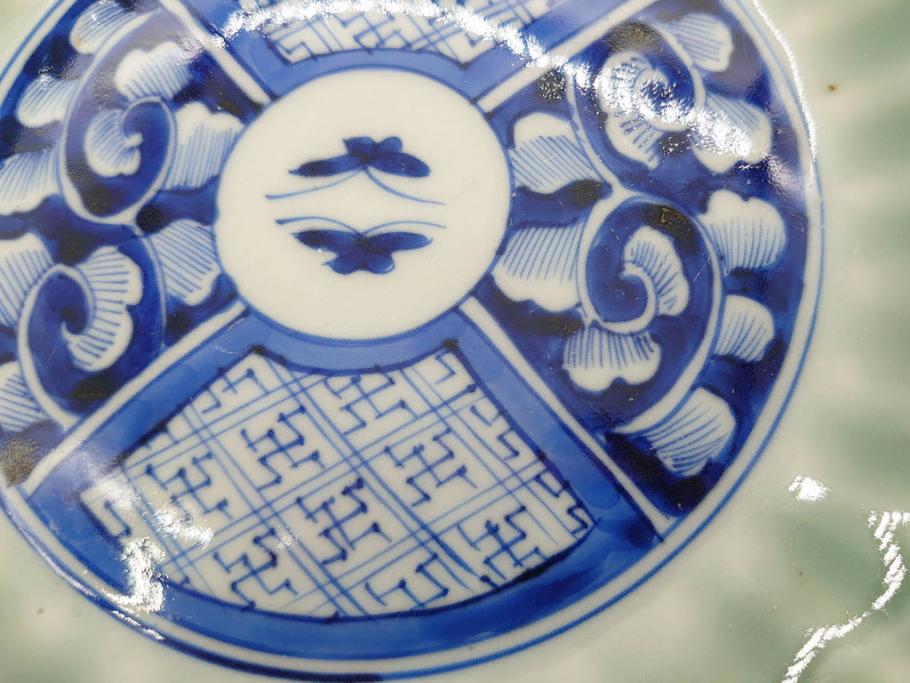 幕末〜明治期　伊万里　青磁　染付　約19cm　6.1寸　花びらのような縁のデザインが上品な中皿3枚セット(輪花型、蝶、ちょう、紗綾形、花、植物、裏印、深皿、中皿、和食器、和皿、六寸一分)(R-079149)