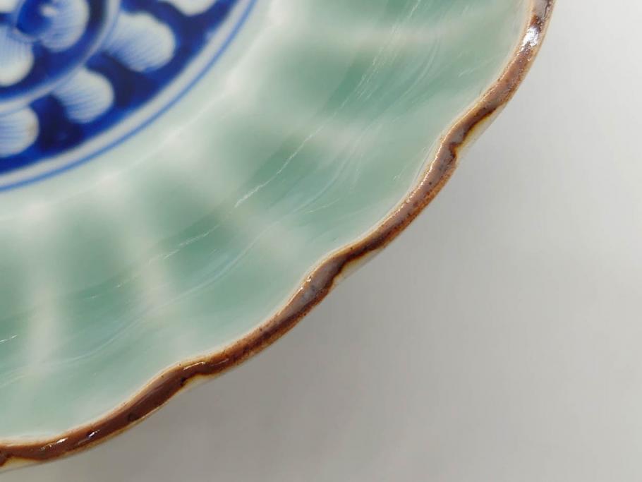 幕末〜明治期　伊万里　青磁　染付　約19cm　6.1寸　花びらのような縁のデザインが上品な中皿3枚セット(輪花型、蝶、ちょう、紗綾形、花、植物、裏印、深皿、中皿、和食器、和皿、六寸一分)(R-079149)