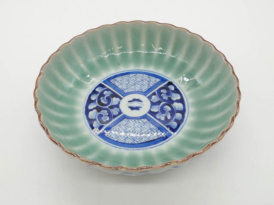 幕末〜明治期　伊万里　青磁　染付　約19cm　6.1寸　花びらのような縁のデザインが上品な中皿3枚セット(輪花型、蝶、ちょう、紗綾形、花、植物、裏印、深皿、中皿、和食器、和皿、六寸一分)(R-079149)