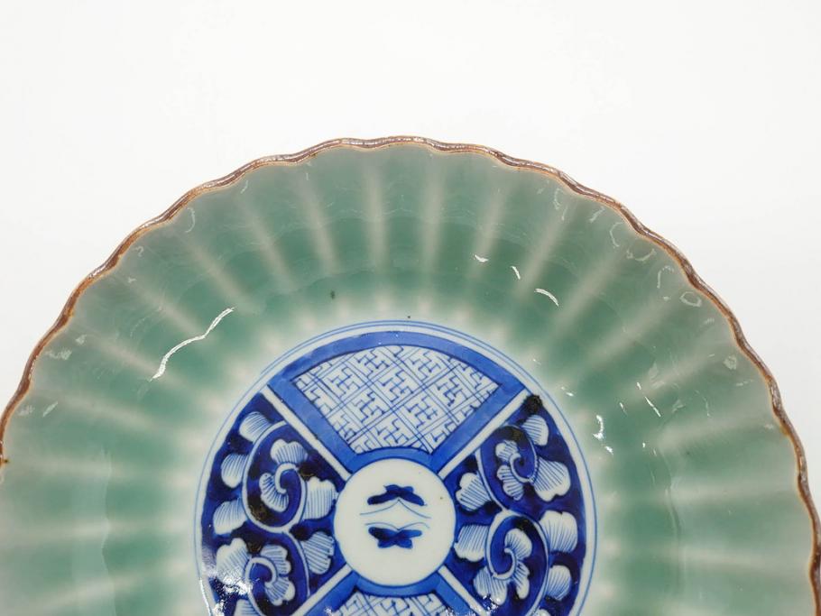 幕末〜明治期　伊万里　青磁　染付　約19cm　6.1寸　花びらのような縁のデザインが上品な中皿3枚セット(輪花型、蝶、ちょう、紗綾形、花、植物、裏印、深皿、中皿、和食器、和皿、六寸一分)(R-079149)