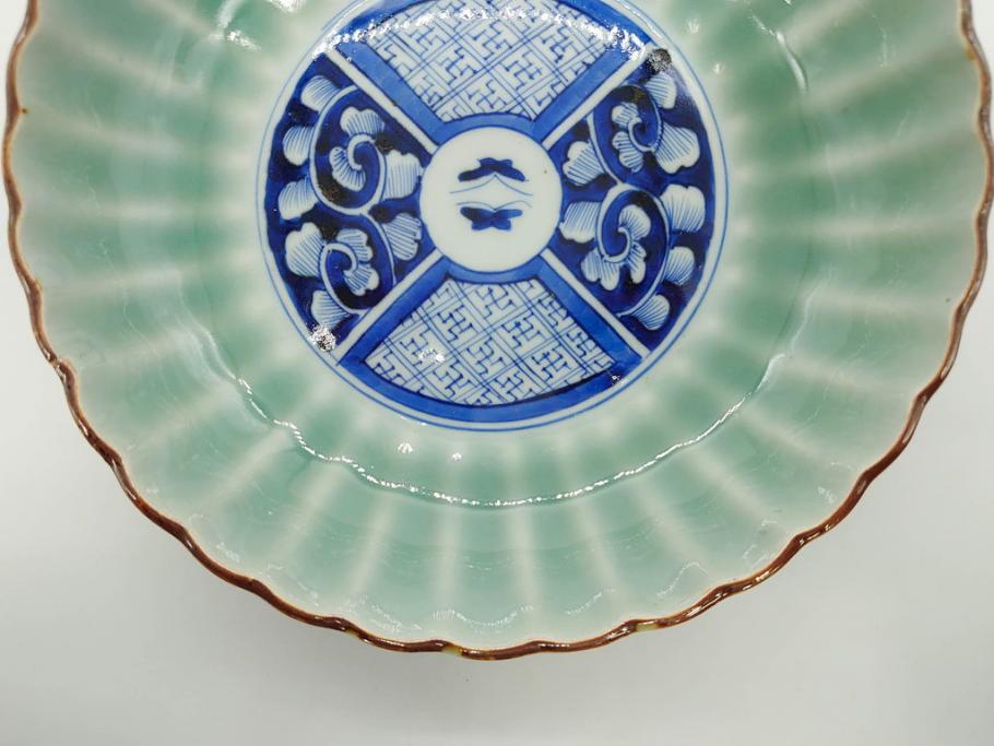 幕末〜明治期　伊万里　青磁　染付　約19cm　6.1寸　花びらのような縁のデザインが上品な中皿3枚セット(輪花型、蝶、ちょう、紗綾形、花、植物、裏印、深皿、中皿、和食器、和皿、六寸一分)(R-079149)