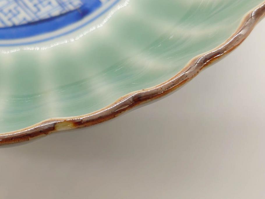 幕末〜明治期　伊万里　青磁　染付　約19cm　6.1寸　花びらのような縁のデザインが上品な中皿3枚セット(輪花型、蝶、ちょう、紗綾形、花、植物、裏印、深皿、中皿、和食器、和皿、六寸一分)(R-079149)