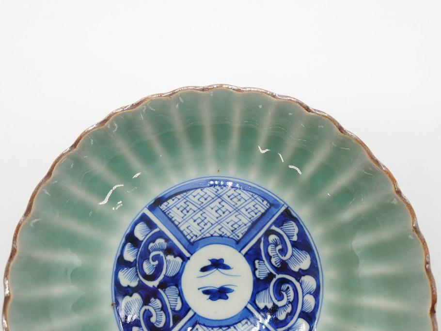 幕末〜明治期　伊万里　青磁　染付　約19cm　6.1寸　花びらのような縁のデザインが上品な中皿3枚セット(輪花型、蝶、ちょう、紗綾形、花、植物、裏印、深皿、中皿、和食器、和皿、六寸一分)(R-079149)