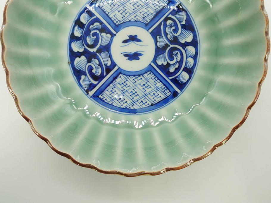 幕末〜明治期　伊万里　青磁　染付　約19cm　6.1寸　花びらのような縁のデザインが上品な中皿3枚セット(輪花型、蝶、ちょう、紗綾形、花、植物、裏印、深皿、中皿、和食器、和皿、六寸一分)(R-079149)