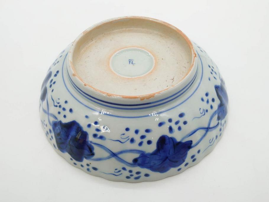 幕末〜明治期　伊万里　青磁　染付　約19cm　6.1寸　花びらのような縁のデザインが上品な中皿3枚セット(輪花型、蝶、ちょう、紗綾形、花、植物、裏印、深皿、中皿、和食器、和皿、六寸一分)(R-079149)