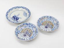 江戸期　古伊万里　染付　(禍福)約12cm　4寸/(菊桐紋)約15cm　5寸　和の雰囲気漂う小皿2枚&中皿セット(菊桐紋、禍福、豆皿、和皿、和食器、四寸、五寸)(R-079150)