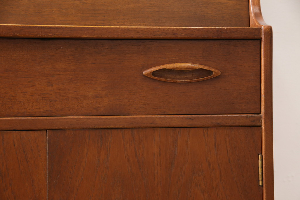 ヴィンテージ家具　北欧ビンテージ　チーク材　木の温もりとデザイン性を兼ね備えたライティングビューロー(簿記机、在宅ワーク、在宅用デスク)(R-050268)