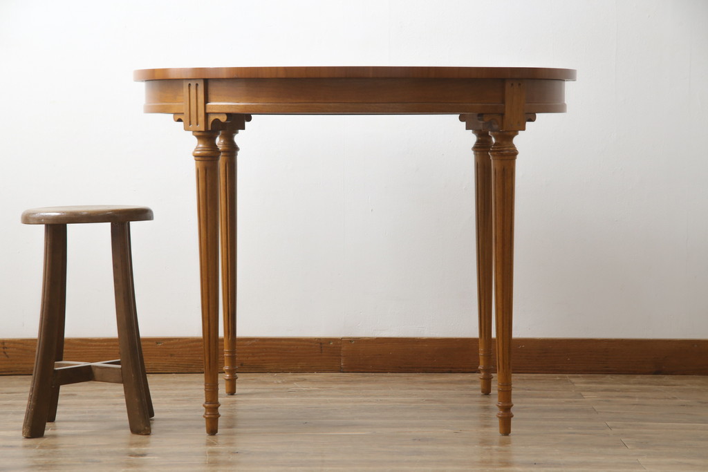 中古　美品　DREXEL HERITAGE(ドレクセルヘリテイジ)　Et Cetera(エトセトラ)　スラリと伸びた脚が目を惹く小振りなサイズのラウンドテーブル(ダイニングテーブル、丸テーブル、コーヒーテーブル、カフェテーブル)(R-077801)