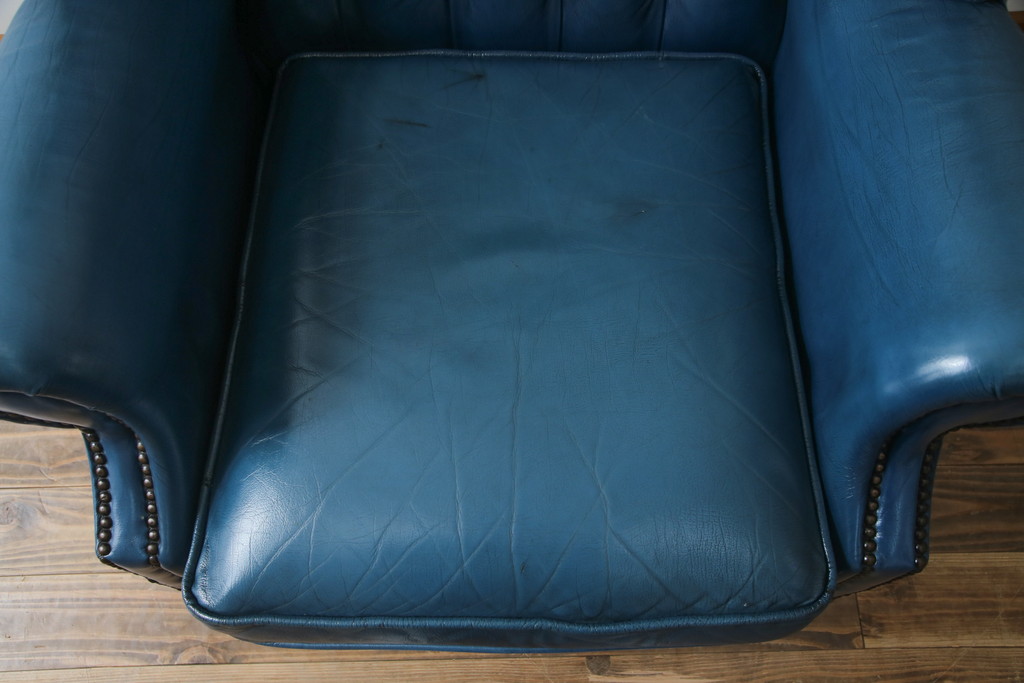 中古　イギリス　本革　(チェスターフィールド)　重厚感のある佇まいが魅力的なウイングバックソファ(レザーソファ、ウィングバックチェア、アームソファ、1人掛けソファ、1Pソファ)(R-060375)