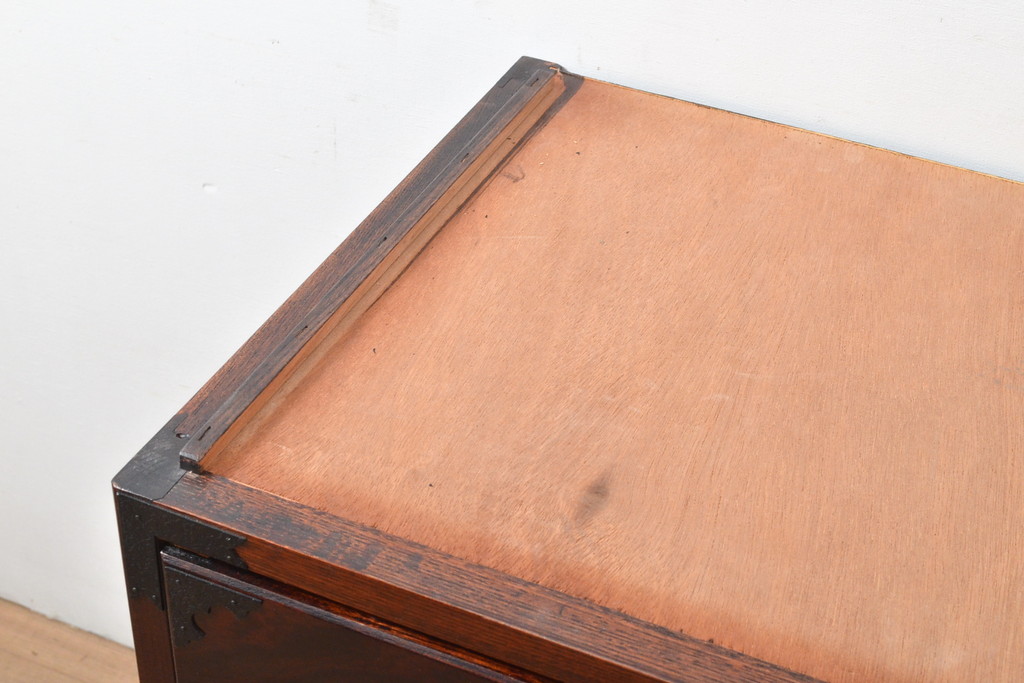 中古　美品　国産民芸箪笥　天板リメイク　赤みがかった色合いが魅力的な和の趣あふれるサイドボード(サイドチェスト、引き出し、収納箪笥、衣装箪笥)(R-054627)
