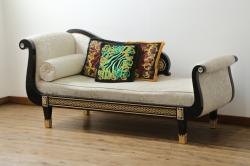 中古　イタリア　VERSACE(ヴェルサーチ)　クッション4個付き　ラグジュアリーな雰囲気あふれるカウチソファ(シェーズロング、2人掛け、長椅子、寝椅子)(定価約170万円)(R-076553)