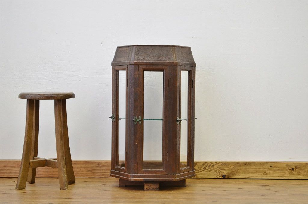 アンティーク家具　古いナラ材の六角回転ガラスケース(1)