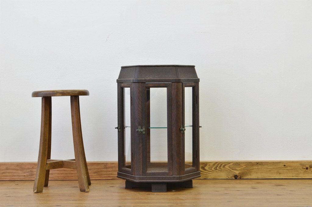 アンティーク家具　古いナラ材の六角回転ガラスケース(2)