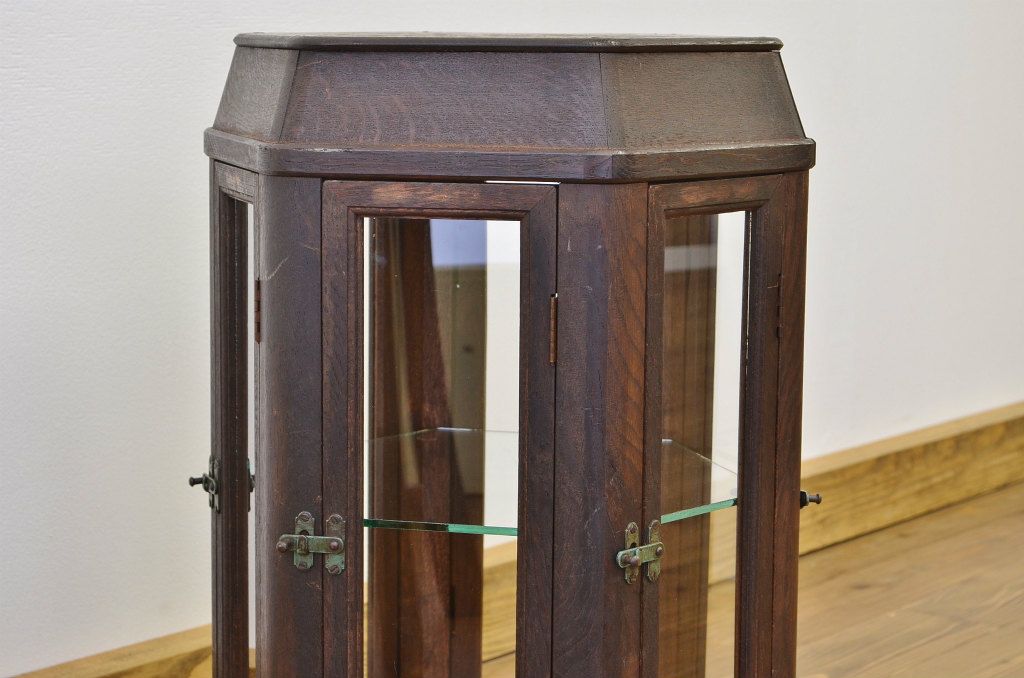 アンティーク家具　古いナラ材の六角回転ガラスケース(2)