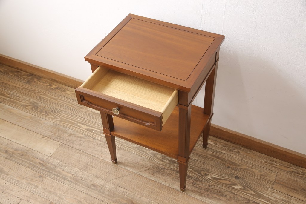 中古　美品　DREXEL HERITAGE(ドレクセルヘリテイジ)　品のある佇まいが美しいサイドテーブル(電話台、ナイトテーブル、コンソールテーブル)(R-053469)