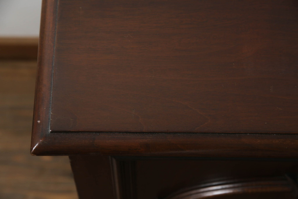 イギリスアンティーク　エレガントな佇まいが魅力的なマホガニー材製の大振りサイドボード(収納棚、戸棚、キャビネット)(R-047862)