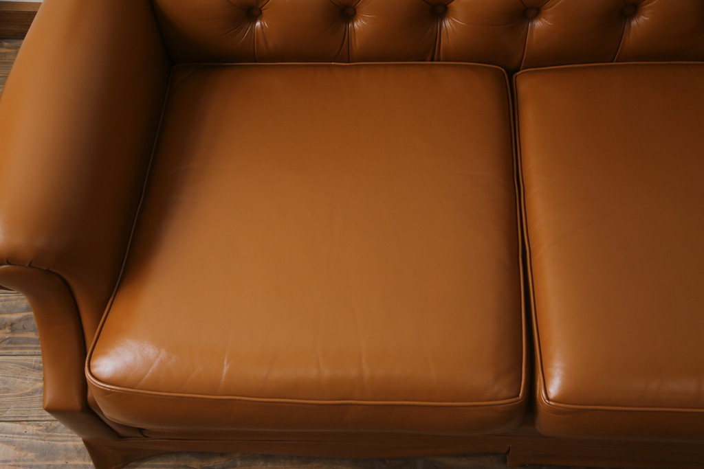 中古　超美品!!　横浜ダニエル(daniel)　Cougar(クーガー)　本革(レザー)　クラシカルな佇まいが魅力的で大人の空間を演出する3人掛けソファ(三人掛け、3P)(定価約110万円)(R-073985)