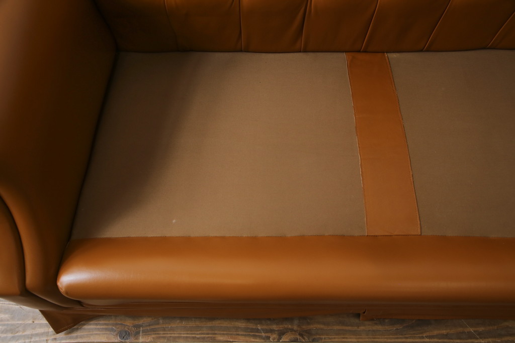 中古　超美品!!　横浜ダニエル(daniel)　Cougar(クーガー)　本革(レザー)　クラシカルな佇まいが魅力的で大人の空間を演出する3人掛けソファ(三人掛け、3P)(定価約110万円)(R-073985)