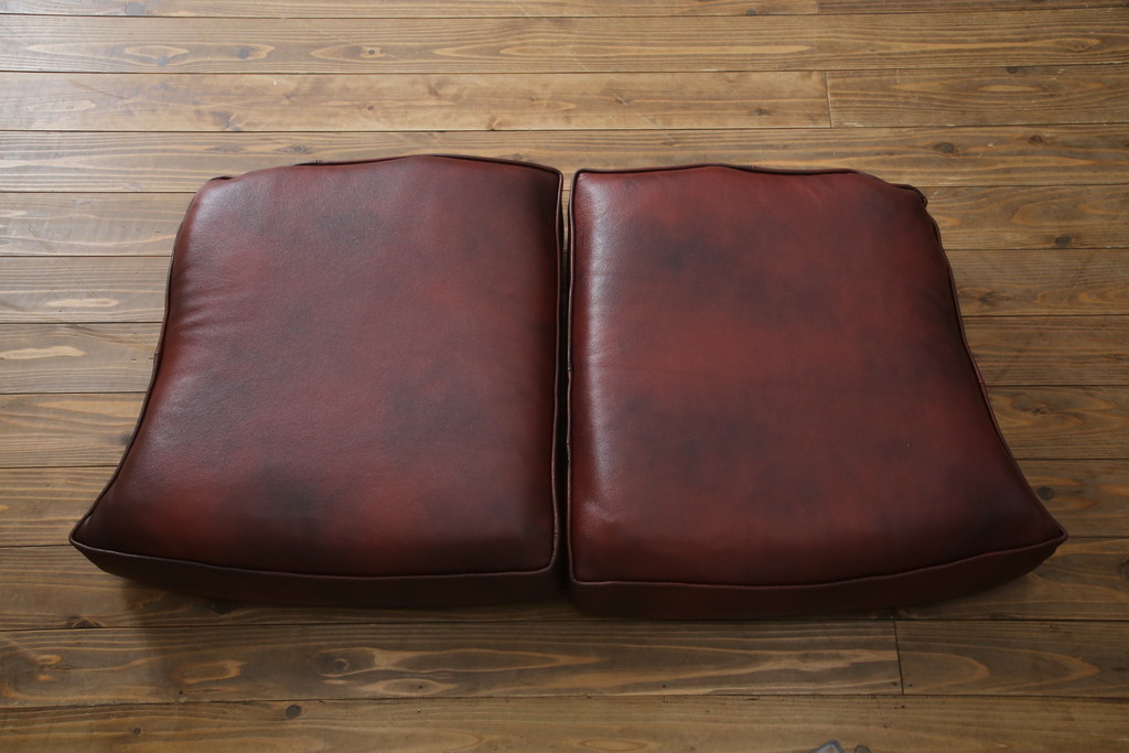 中古　美品　イタリア高級家具　本革　貝殻のようなシェルバックのデザインがお洒落な2人掛けレザーソファ(ラブソファ、二人掛け、アームソファ)(R-067772)